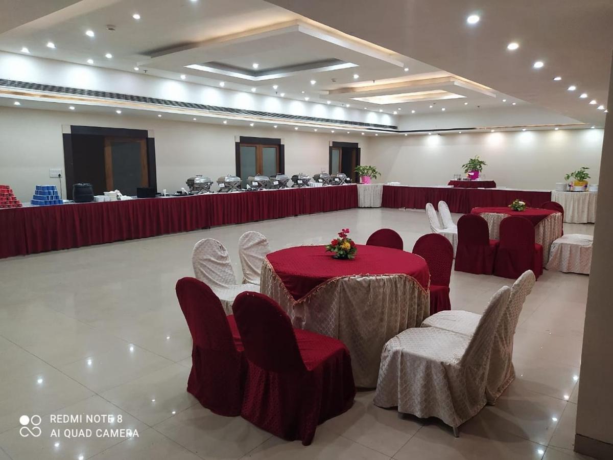 Shelter Hotel Lucknow Ngoại thất bức ảnh