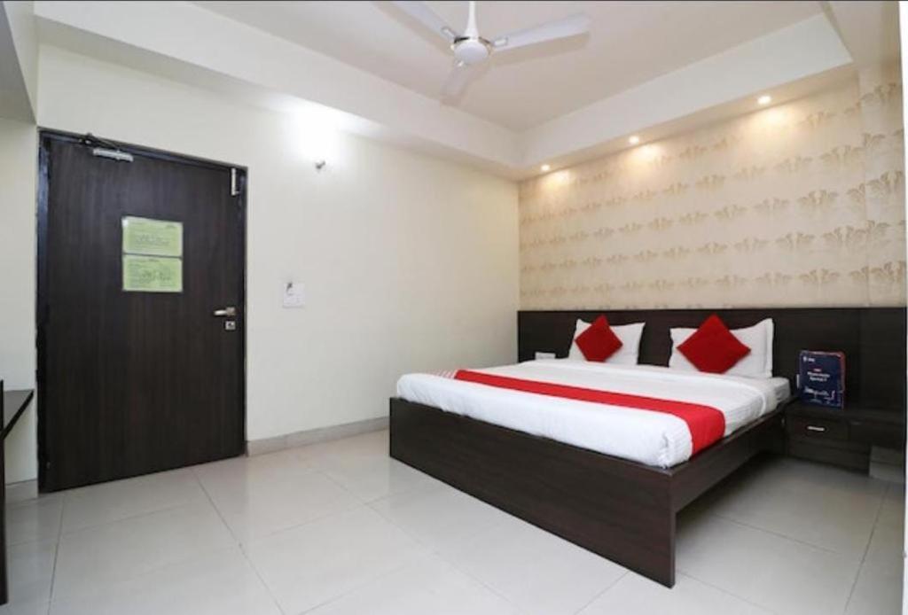 Shelter Hotel Lucknow Ngoại thất bức ảnh