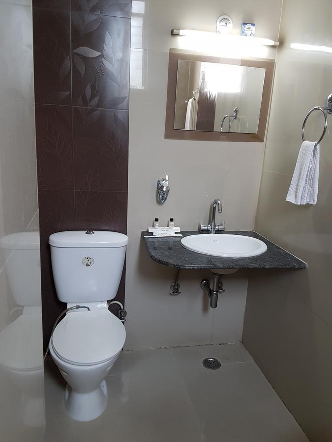 Shelter Hotel Lucknow Ngoại thất bức ảnh